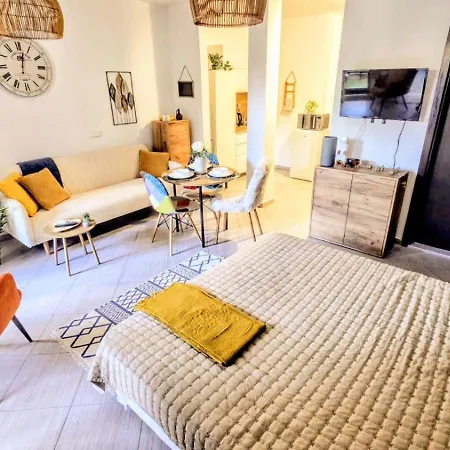 Superior With Terrace In 4star Life アパート バンスコ